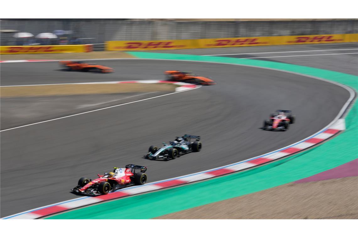 Lewis Hamilton (l) kann den Vorjahressieg im Shanghai-Sprint nicht wiederholen.