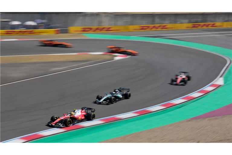 Lewis Hamilton (l) kann den Vorjahressieg im Shanghai-Sprint nicht wiederholen.