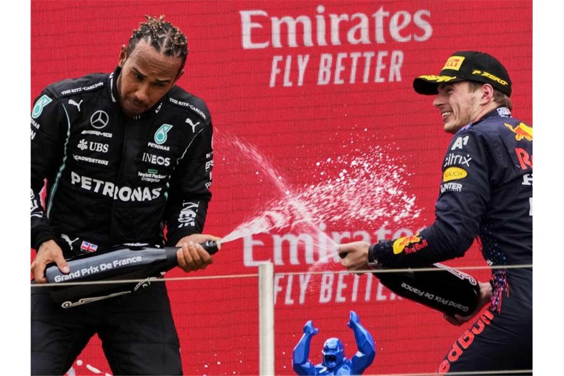 Das muss man zum Großen Preis der Niederlande wissen Lewis Hamilton (l) und Max Verstappen liefern sich einen Zweikampf an der Spitze der WM-Wertung. Foto: Francois Mori/AP/dpa