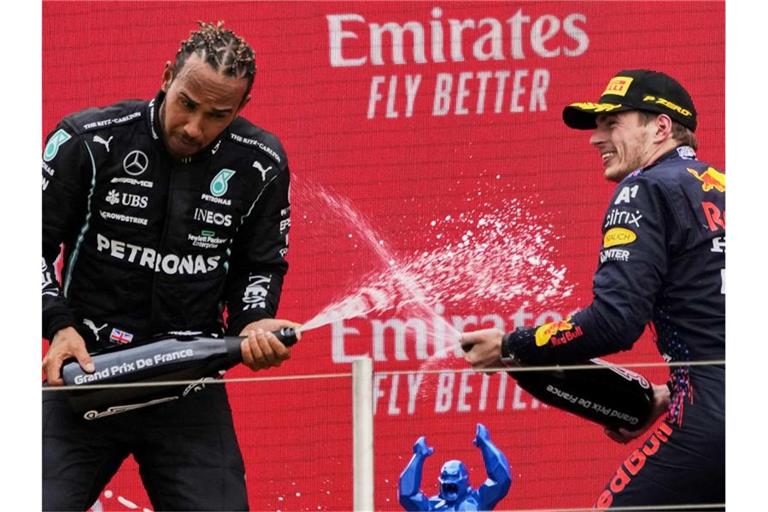 Lewis Hamilton (l) und Max Verstappen liefern sich einen Zweikampf an der Spitze der WM-Wertung. Foto: Francois Mori/AP/dpa