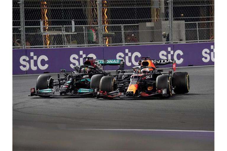 Lewis Hamilton (l) und Max Verstappen liefern sich einen harten Kampf um die WM-Krone. Foto: Hasan Bratic/dpa