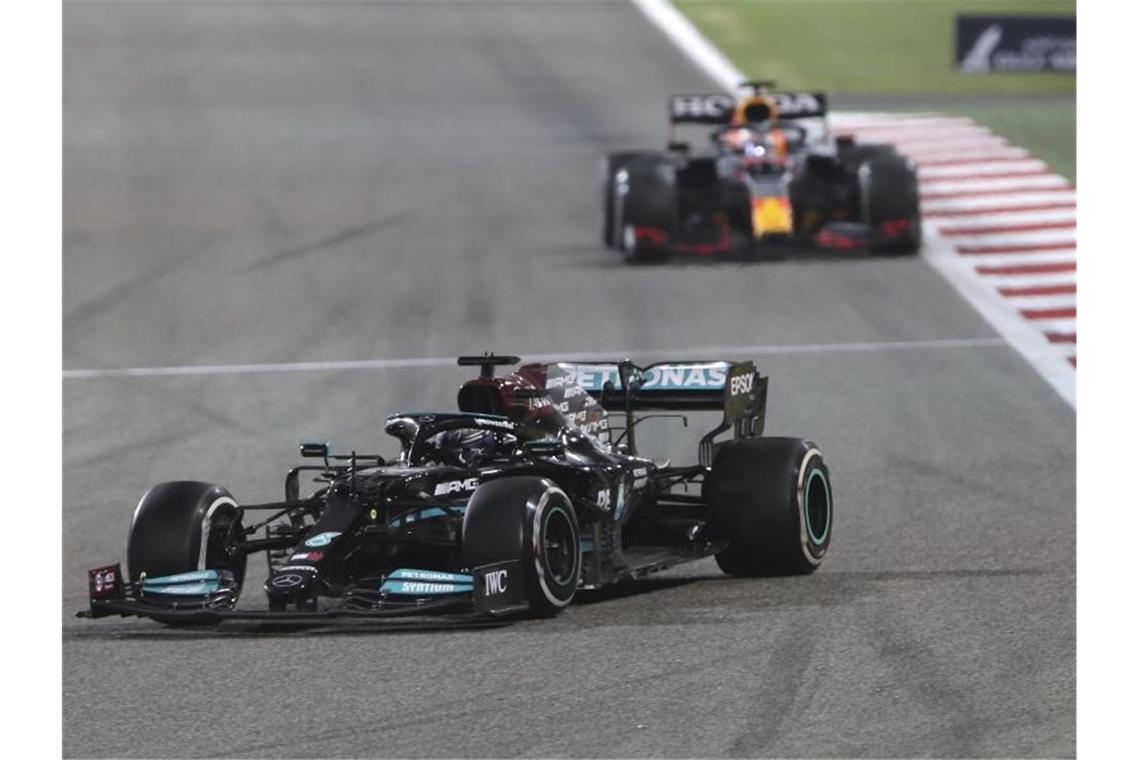 Lewis Hamilton (l) und Max Verstappen sind die großen Konkurrenten in der Formel 1. Foto: Kamran Jebreili/AP/dpa