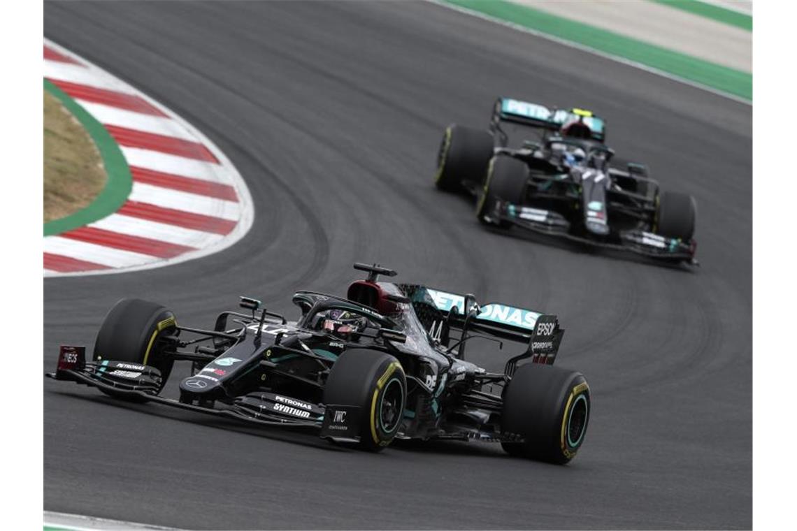 Lewis Hamilton (l) und Valtteri Bottas können in Imola den Konstrukteurs-Titel für Mercedes perfekt machen. Foto: Jose Sena Goulao/EPA Pool/AP/dpa