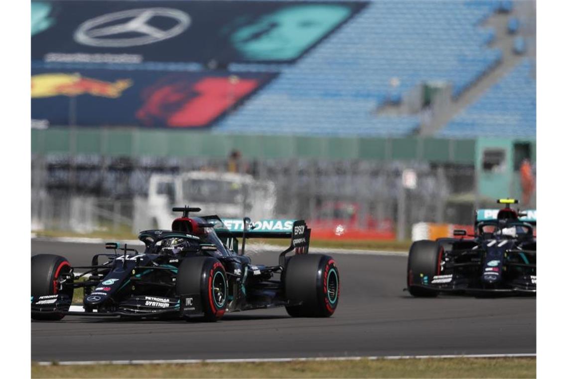 Lewis Hamilton (l) und Valtteri Bottas steuerten ihre Mercedes-Boliden auf die Startplätze eins und zwei. Foto: Frank Augstein/Pool AP/dpa