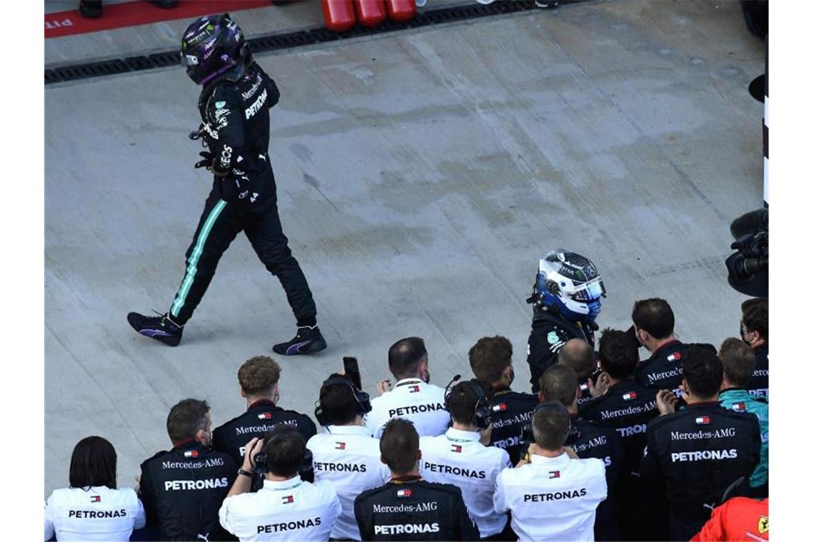 Lewis Hamilton (l) unterstellt der Formel-1-Justiz Willkür. Foto: Kirill Kudryavtsev/Pool AFP/AP/dpa