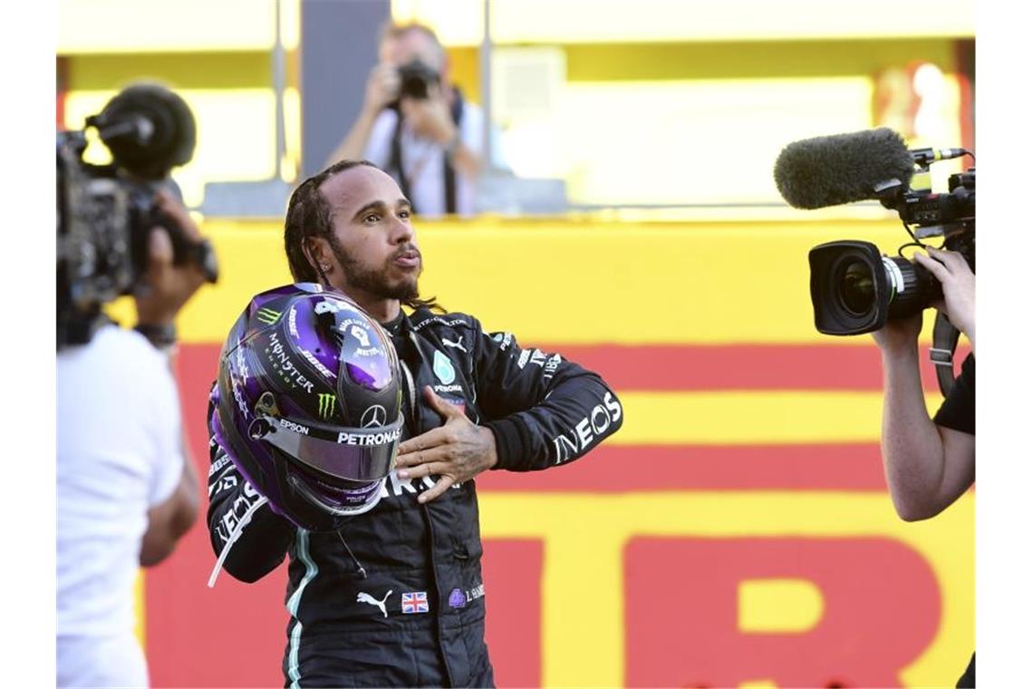 Lewis Hamilton (M) freut sich nach dem chaotischen Rennen in Mugello über seinen Sieg. Foto: Jennifer Lorenzini/Pool Reuters/AP/dpa