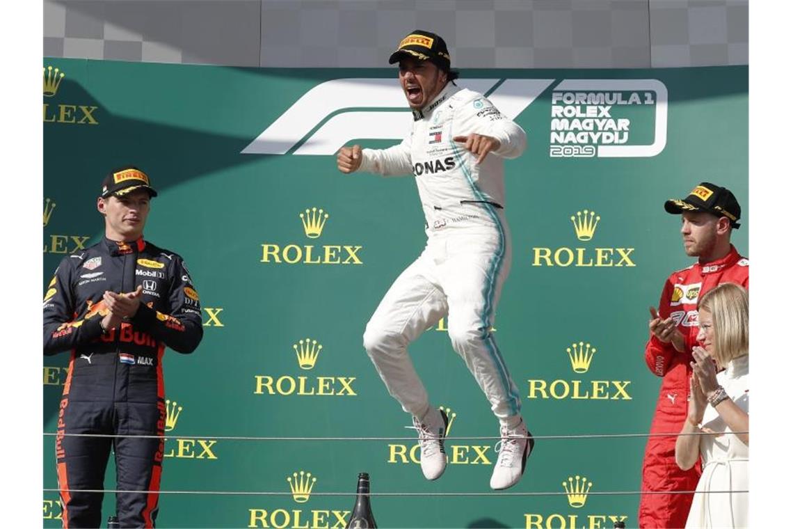 Lewis Hamilton (M) vom Team Mercedes hat sich beim Großen Preis von Ungarn seinen achten Saisonsieg gesichert. Foto: L. Balogh/AP