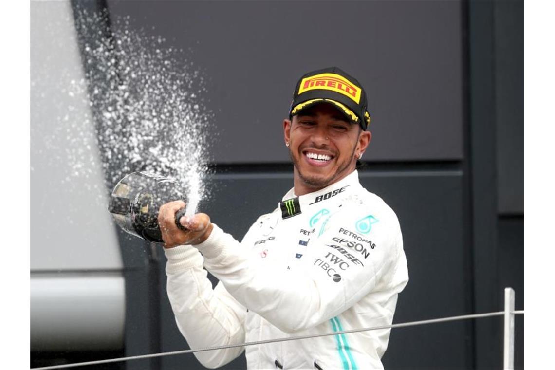 Lewis Hamilton mit der obligatorischen Champagner-Dusche für die Menge. Foto: David Davies/PA Wire
