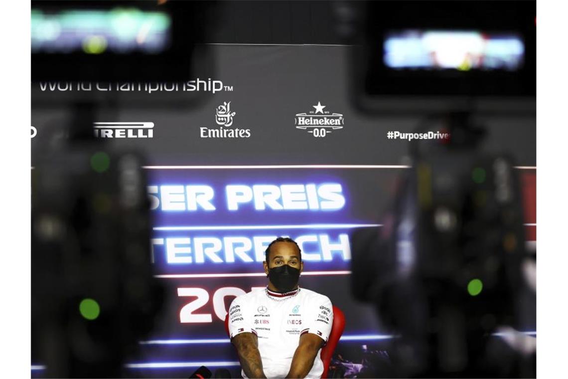 Hamilton trotz Bestzeit skeptisch: „Red Bull noch vor uns“ Lewis Hamilton nimmt an einer Pressekonferenz auf dem Red Bull Ring teil. Foto: Bryn Lennon/Pool Getty Images/AP/dpa