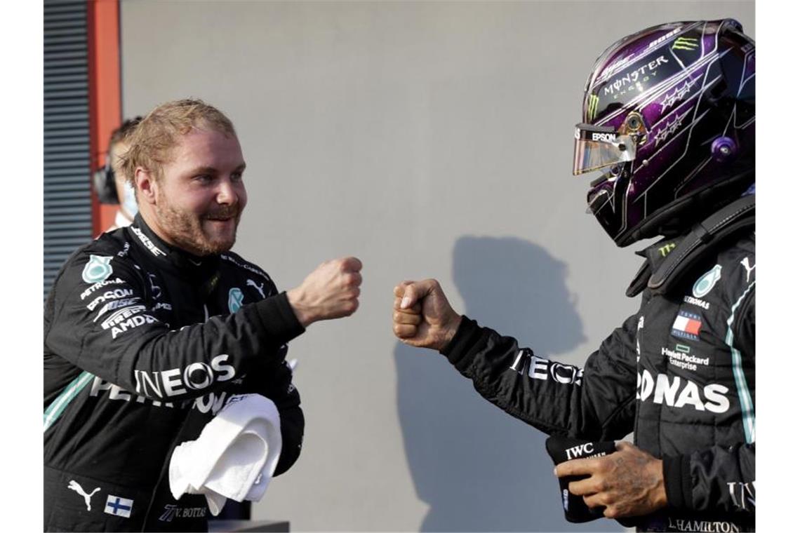 Lewis Hamilton (r) gratuliert Mercedes-Teamkollegen Valtteri Bottas zur besten Zeit in der Qualifikation. Foto: Luca Bruno/AP Pool/dpa