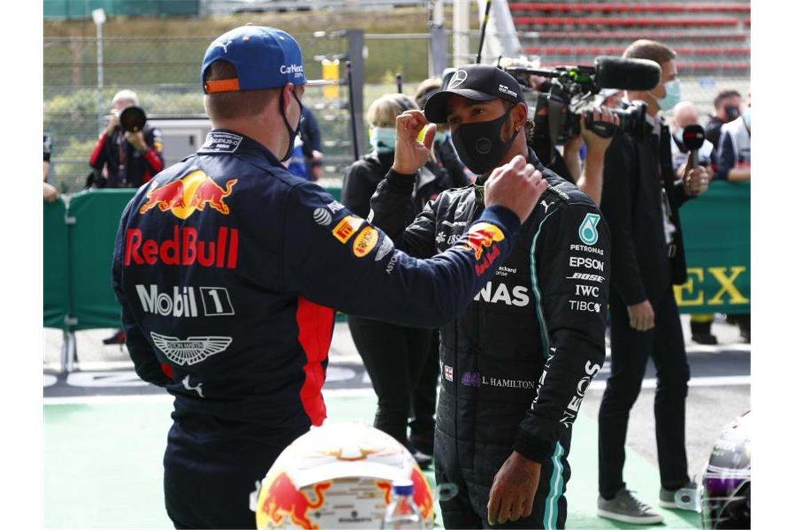 Lewis Hamilton (r) im Gespräch mit Max Verstappen. Foto: Francois Lenoir/POOL REUTERS/AP/dpa
