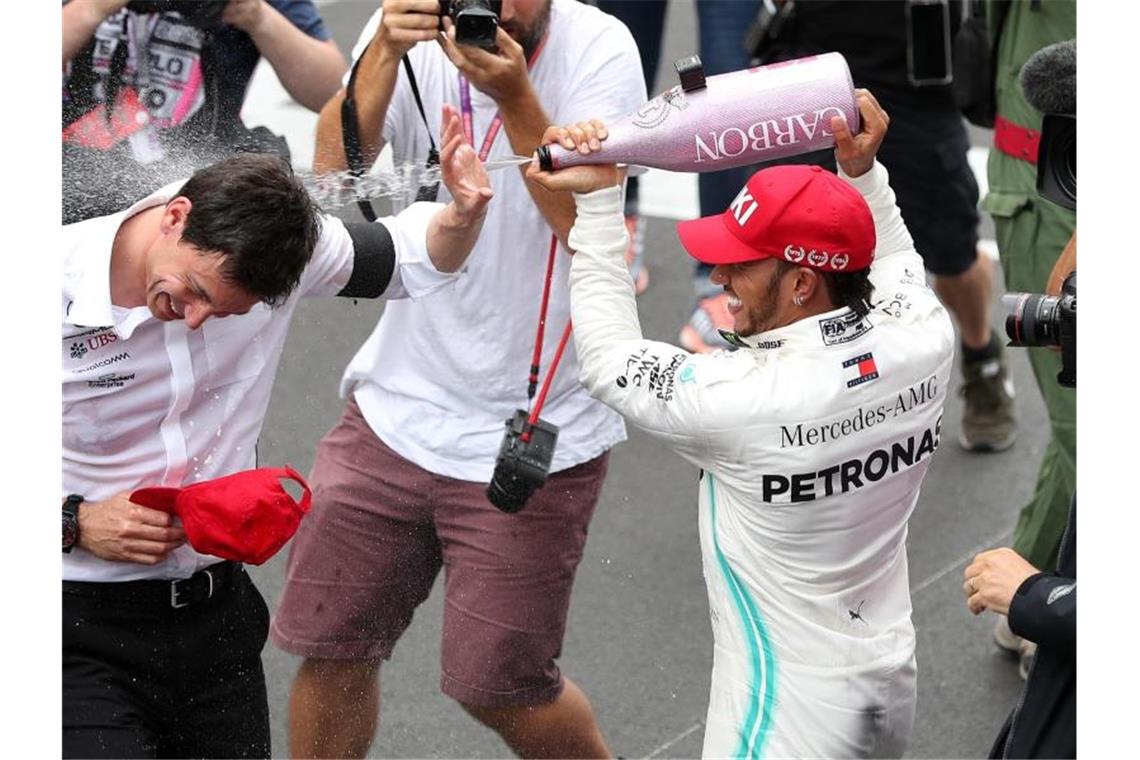Formel 1 ächzt unter Hamiltons Überlegenheit Lewis Hamilton (r) und Toto Wolff feierten mit Mercedes schon etliche Siege. Foto: David Davies/PA Wire