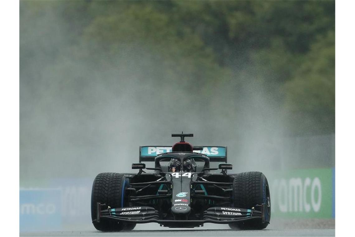 Lewis Hamilton sichert sich für das zweite Rennen in Österreich die Pole Position. Foto: Darko Bandic/AP Pool/dpa