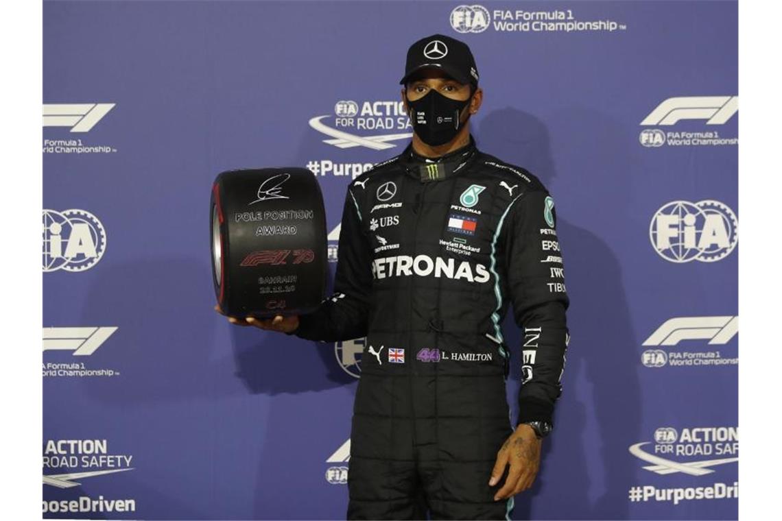 „Super Tag“ für Pole-Mann Hamilton in der Wüste Lewis Hamilton sicherte siich bei der Qualifikation zum Großen Preis von Bahrain die Pole Position. Foto: Hamad Mohammed/Pool Reuters/AP/dpa
