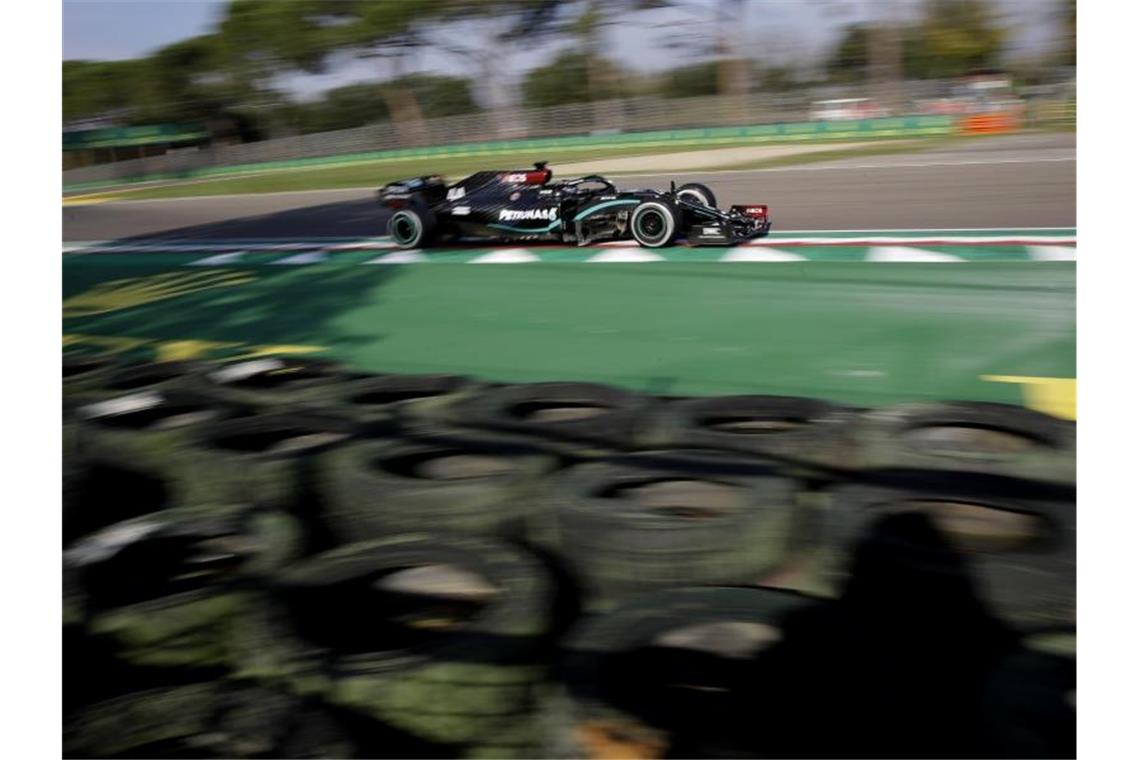 Lewis Hamilton startet hinter Mercedes-Kollegen Valtteri Bottas auf Startplatz zwei in das Rennen. Foto: Luca Bruno/AP Pool/dpa