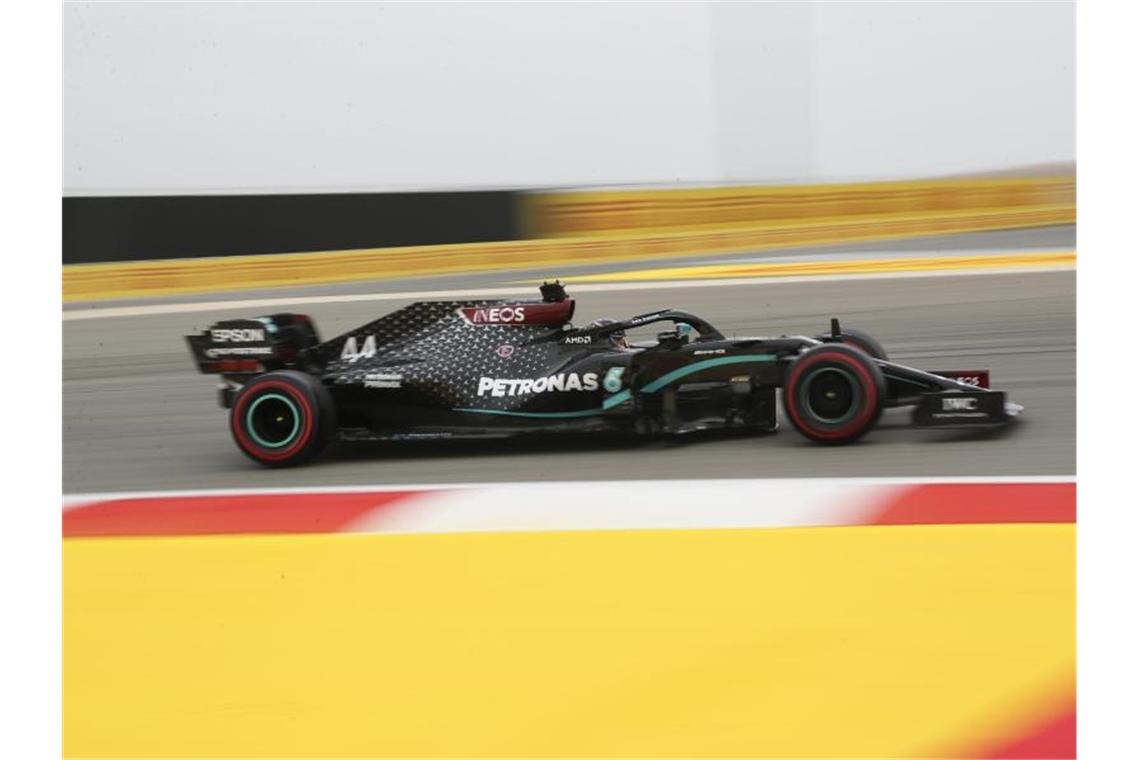 „Super Tag“ für Pole-Mann Hamilton in der Wüste Lewis Hamilton startet in Bahrain von der Pole Position. Foto: Kamran Jebreili/Pool AP/dpa