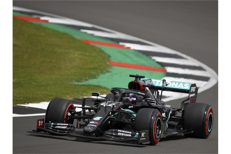 Lewis Hamilton stellte einen neuen Streckenrekord in Silverstone auf. Foto: Bryn Lennon/Pool'Getty/ AP/dpa