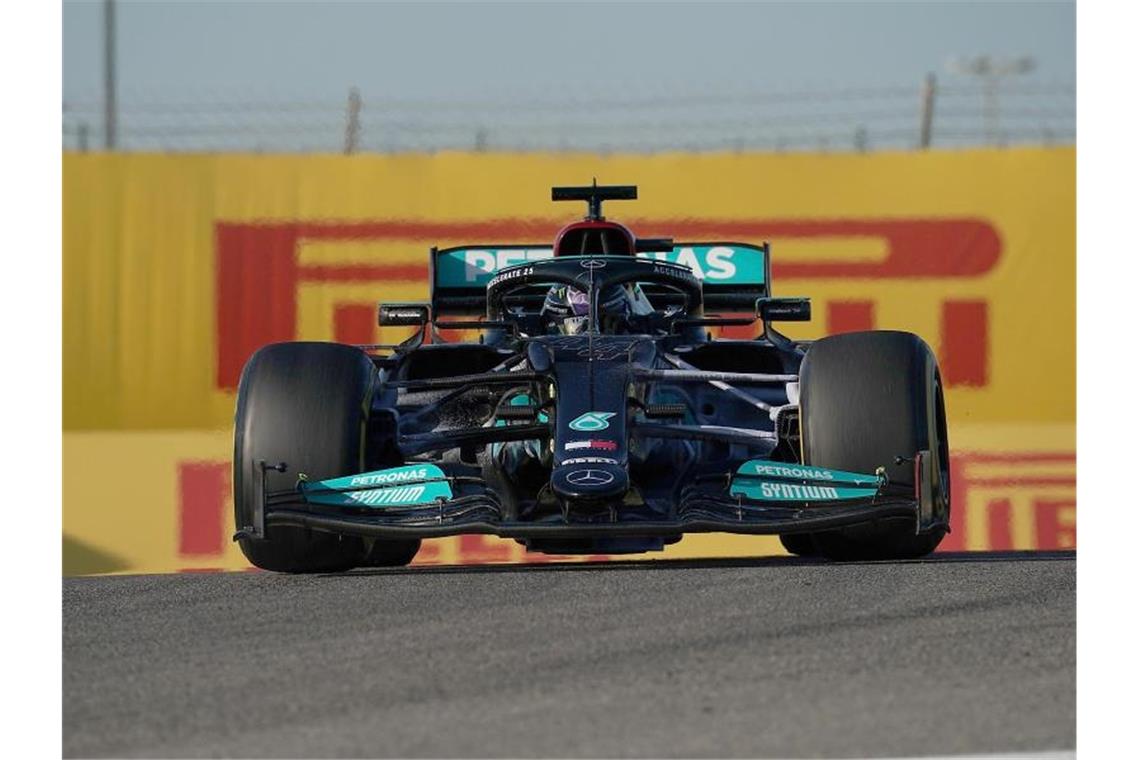 Gewinner und Verlierer: Was die Formel-1-Tests zeigten Lewis Hamilton und Mercedes haben in den kommenden zwei Wochen noch jede Menge Arbeit vor sich. Foto: Hasan Bratic/dpa