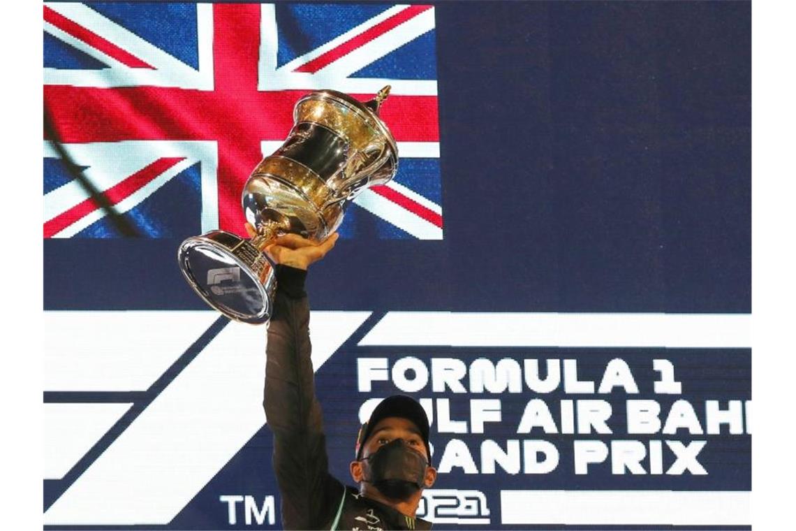 Mick Schumacher bei Debüt „viel gelernt“ - Hamilton gewinnt Lewis Hamilton vom Team Mercedes feiert auf dem Podium seinen Sieg. Foto: Kamran Jebreili/AP/dpa