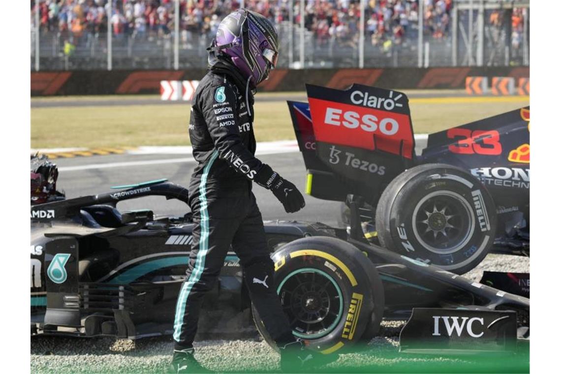 Lewis Hamilton vom Team Mercedes geht nach einem Zusammenstoß mit Red-Bull-Racing-Fahrer Verstappen an seinem Rennwagen vorbei. Foto: Luca Bruno/AP/dpa