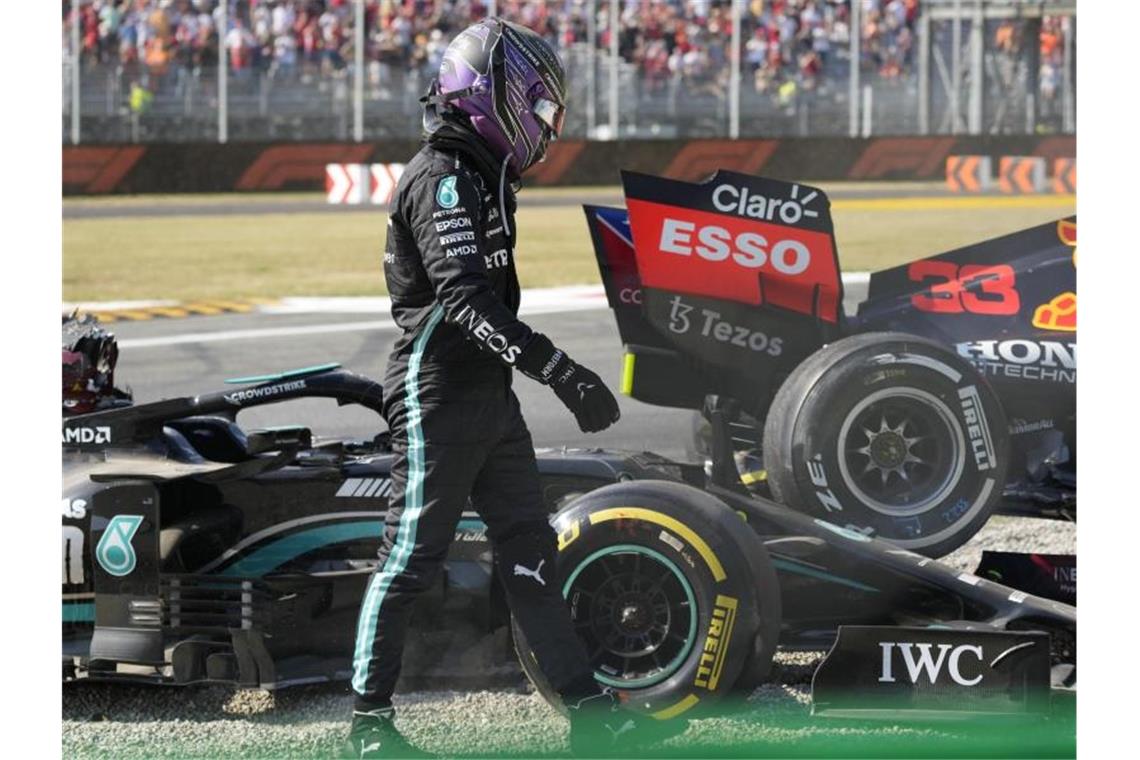 Giftduell um die WM wird zur Gefahr: Hamilton unter Schock Lewis Hamilton vom Team Mercedes geht nach einem Zusammenstoß mit Red-Bull-Racing-Fahrer Verstappen an seinem Rennwagen vorbei. Foto: Luca Bruno/AP/dpa
