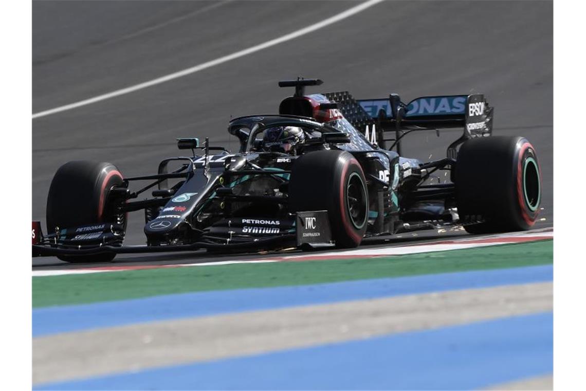 Lewis Hamilton vom Team Mercedes hat sich bei der Qualifikation für den Großen Preis von Portugal die Pole Position gesichert. Foto: Jorge Guerrero/AFP Pool/AP/dpa