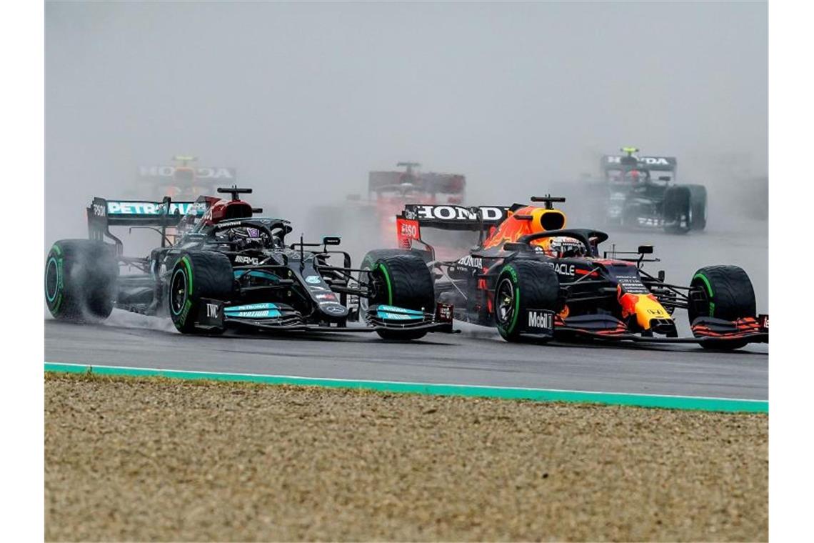 Lewis Hamilton vom Team Mercedes (l) und Max Verstappen vom Team Red Bull Racing nach dem Start. Foto: Hasan Bratic/dpa