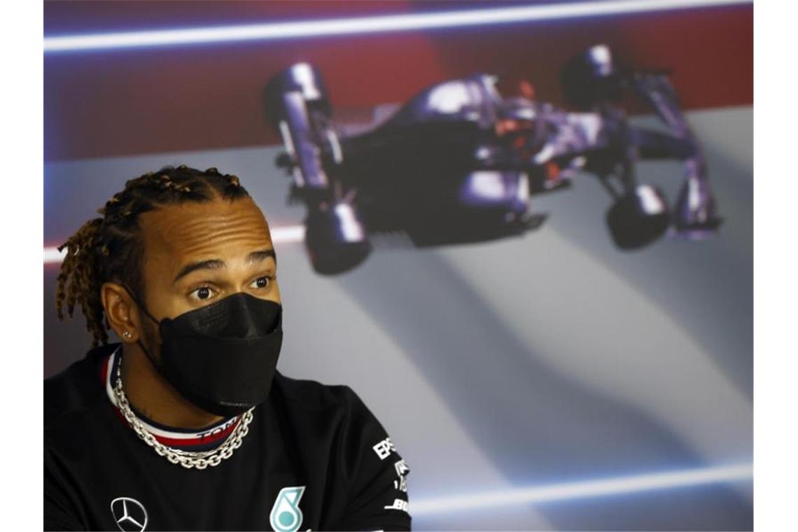 Lewis Hamilton vom Team Mercedes nimmt an einer Pressekonferenz auf dem Hungaroring teil. Foto: Florion Goga/Pool Reuters/AP/dpa