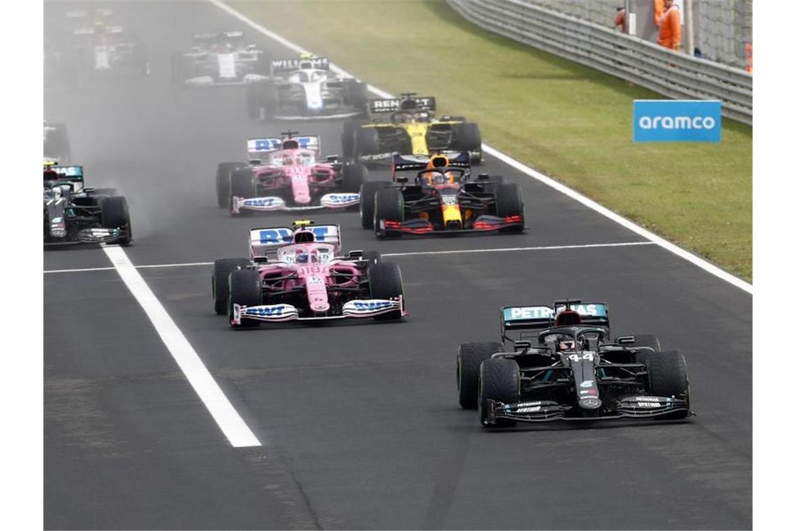 Lewis Hamilton (vorne) konnte den Großen Preis von Ungarn zum achten Mal gewinnen. Foto: Darko Bandic/AP Pool/AP/dpa
