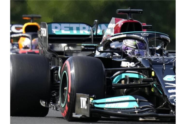Lewis Hamilton (vorne) startet in Ungarn von der Pole, Max Verstappen von Platz drei. Foto: Darko Bandic/AP/dpa
