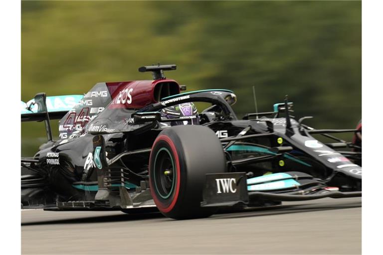 Lewis Hamilton war beim Training am Freitag noch nicht ganz zufrieden mit seinem Auto. Foto: Francisco Seco/AP/dpa