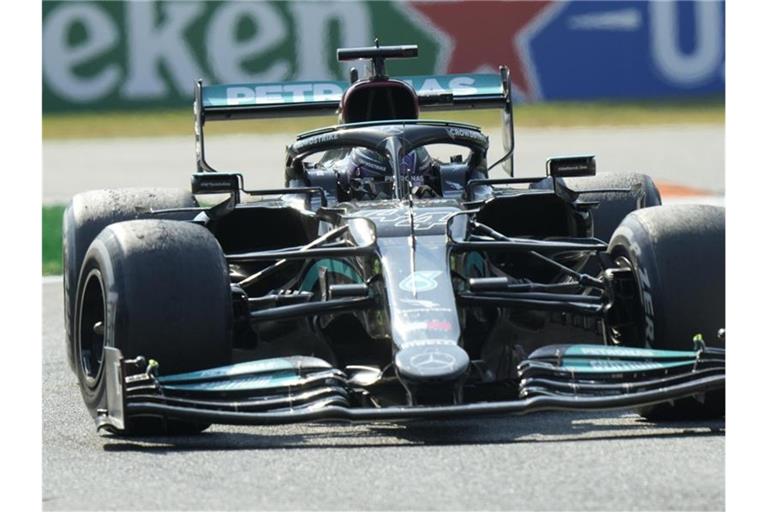 Lewis Hamilton will in Sotschi im Silberpfeil glänzen. Foto: Luca Bruno/AP/dpa