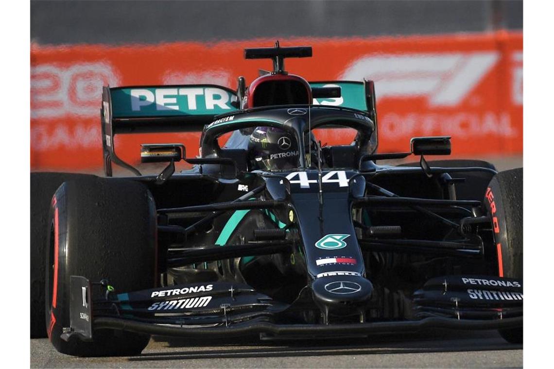 Lewis Hamilton will mit der Pole Position den Grundstein für eine Rekordfahrt legen. Foto: Kirill Kudryavtsev/Pool AFP/AP/dpa