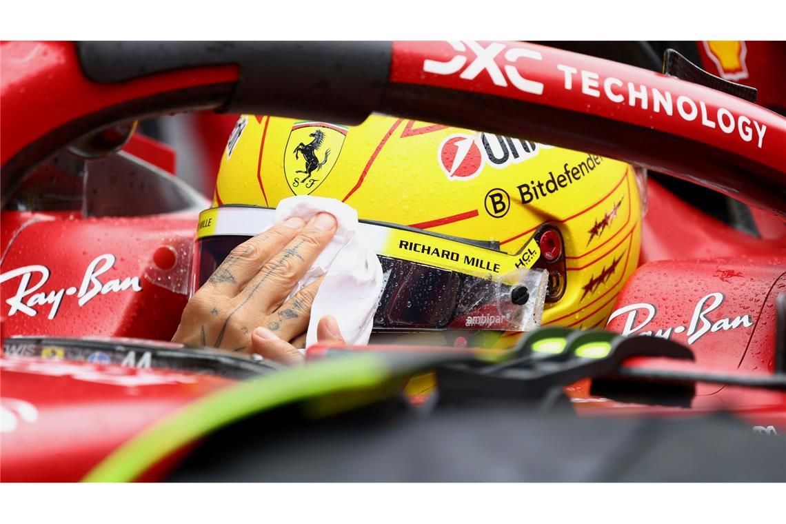 Wieder XXL-Wartezeit in Spa: Piastri siegt nach Regenchaos Lewis Hamilton wischt sich den Regen vom Visier.