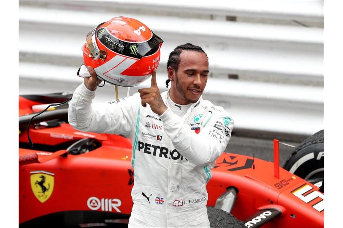 Hamilton will zur Lauda-Beerdigung: „Natürlich“ Lewis Hamilton zeigt nach seinem Sieg in Monaco auf seinen Helm mit der Aufschrift Niki Lauda. Foto: David Davies/PA Wire