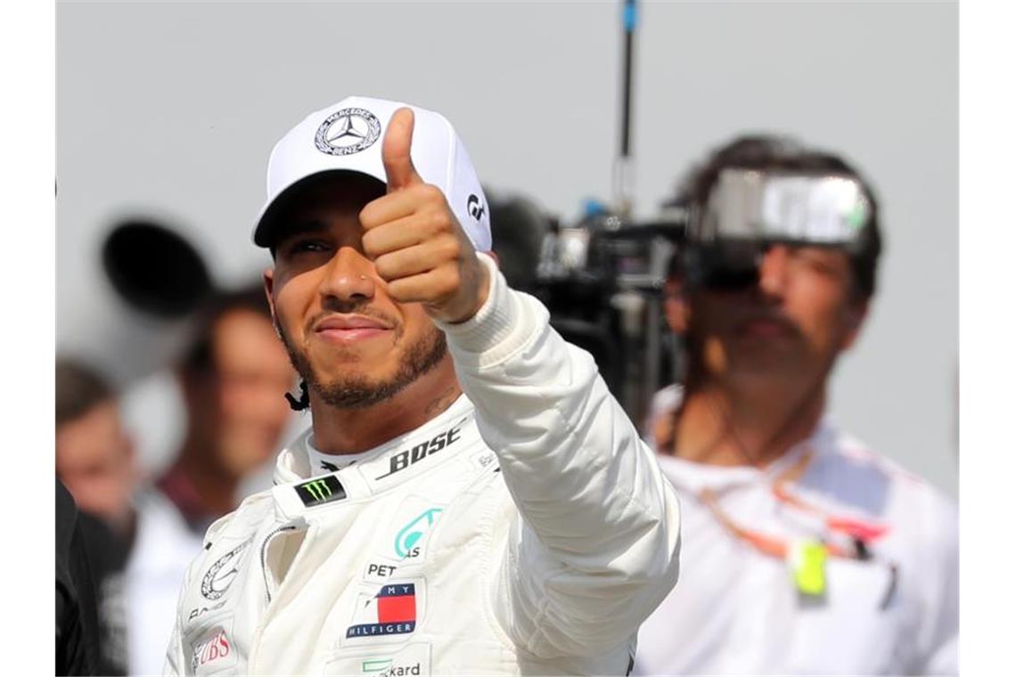 Lewis Hamilton zeigt sich nach dem Qualifying sichtlich zufrieden. Foto: Jan Woitas