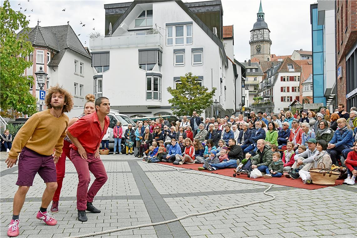 "L'herbe est plus rose ici" der Gruppe SiSiNonNon aus Annonay. Die Aufführung au...