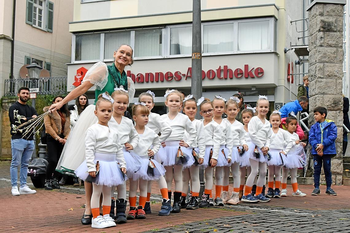 Backnanger Gänsemarkt ist ein voller Erfolg Liane Martínez mit den Gänsekindern am Adenauerplatz, von dem aus es zum Marktplatz zur Eröffnung geht.