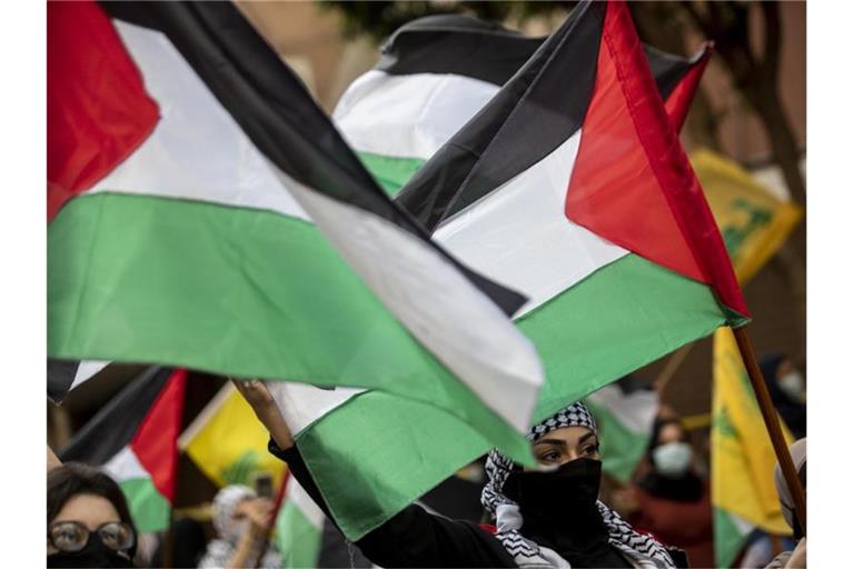 Libanesen drücken bei einer Kundgebung ihre Solidarität mit dem palästinensischen Volk aus. Foto: Hassan Ammar/AP/dpa