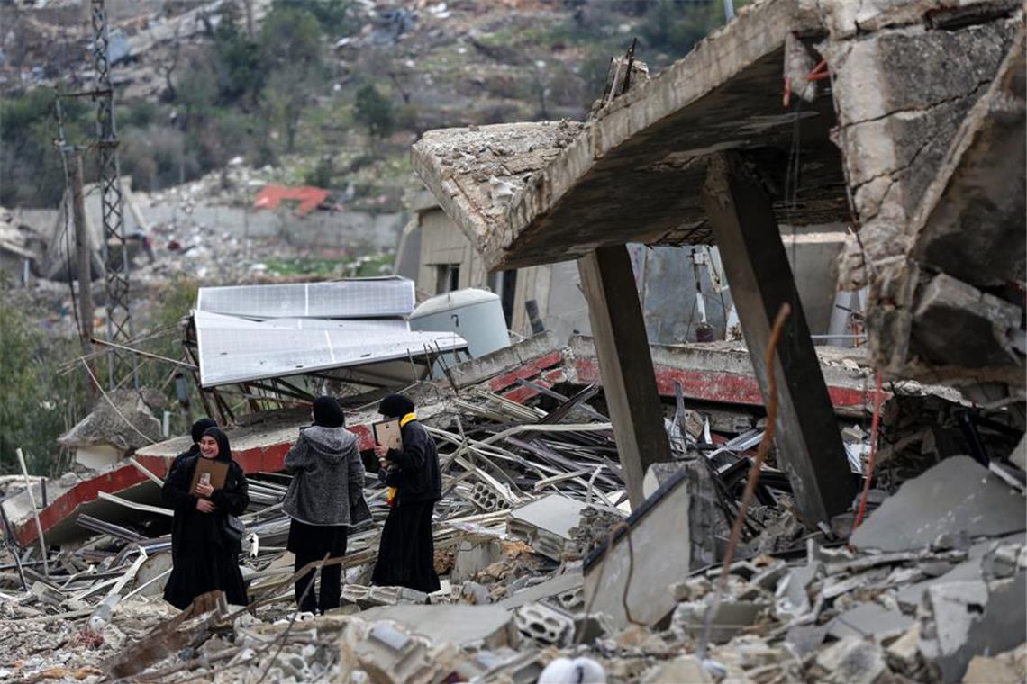 Netanjahu warnt Einwohner der Stadt Gaza: „verschwinden Sie" Libanesisch-muslimische schiitische Frauen inspizieren ihr zerstörtes Haus im südlibanesischen Grenzdorf Ayta ash-Shaab, nachdem sie in ihr verwüstetes Dorf zurückgekehrt sind. (Archivbild)