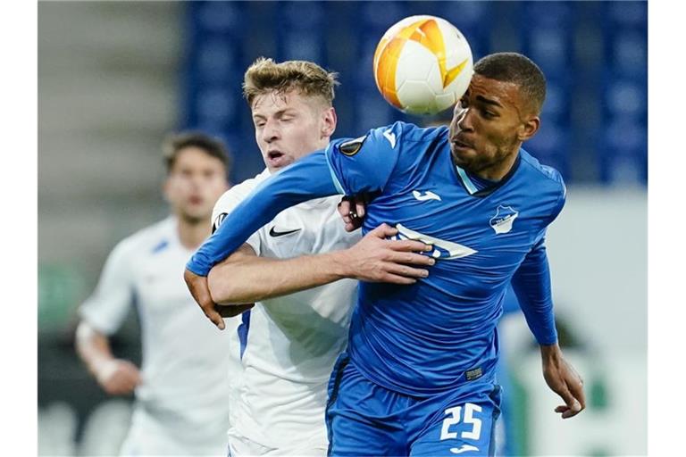 Liberecs Imad Rondic (l) und Hoffenheims Kevin Akpoguma kämpfen um den Ball. Foto: Uwe Anspach/dpa