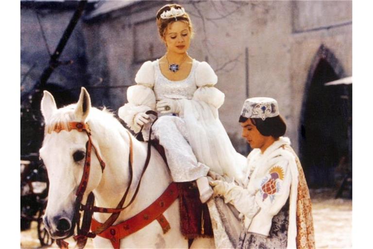 Libuse Safrankova als Aschenbrödel und Pavel Travnicek als Prinz im Märchenklassiker „Drei Haselnüsse für Aschenbrödel“. Foto: --/WDR/Degeto/dpa