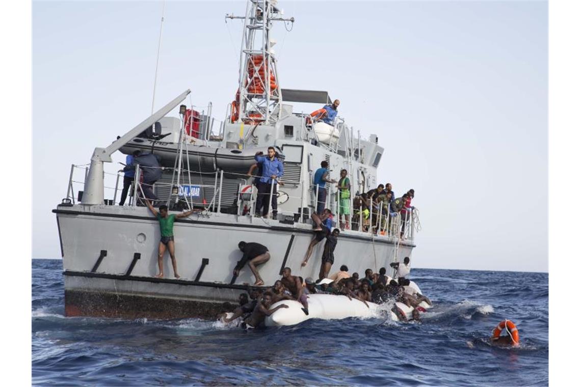 Libysche Flüchtlinge versuchen, an Bord eines Schiffs der libyschen Küstenwache zu gelangen. Foto: Lisa Hoffmann/Sea-Watch.org