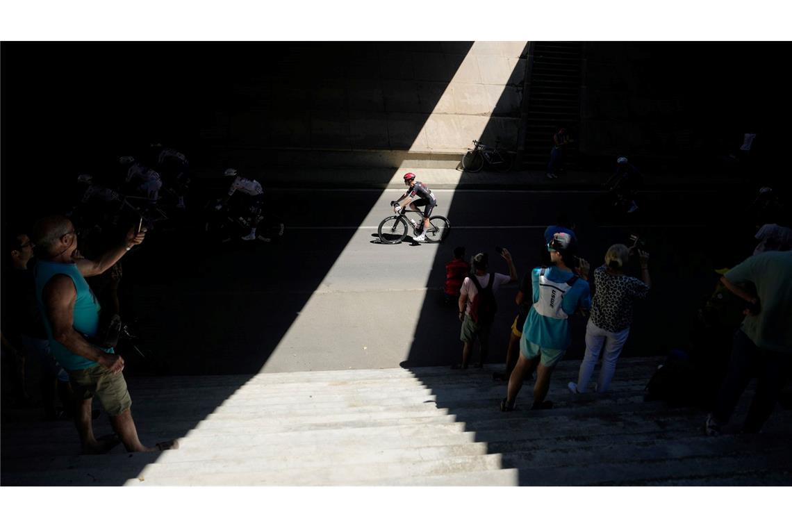 Bilder des Tages Licht und Schatten: Zuschauer fotografieren die Fahrer während der elften Etappe der Tour de France,