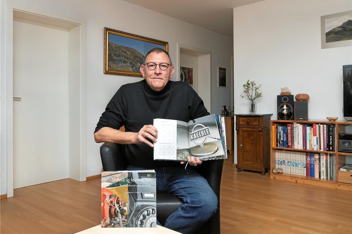 Lichtbildner Bernhard J. Lattner mit seinem neuen Werk „Technik in feinster Art“. Foto: J. Fiedler