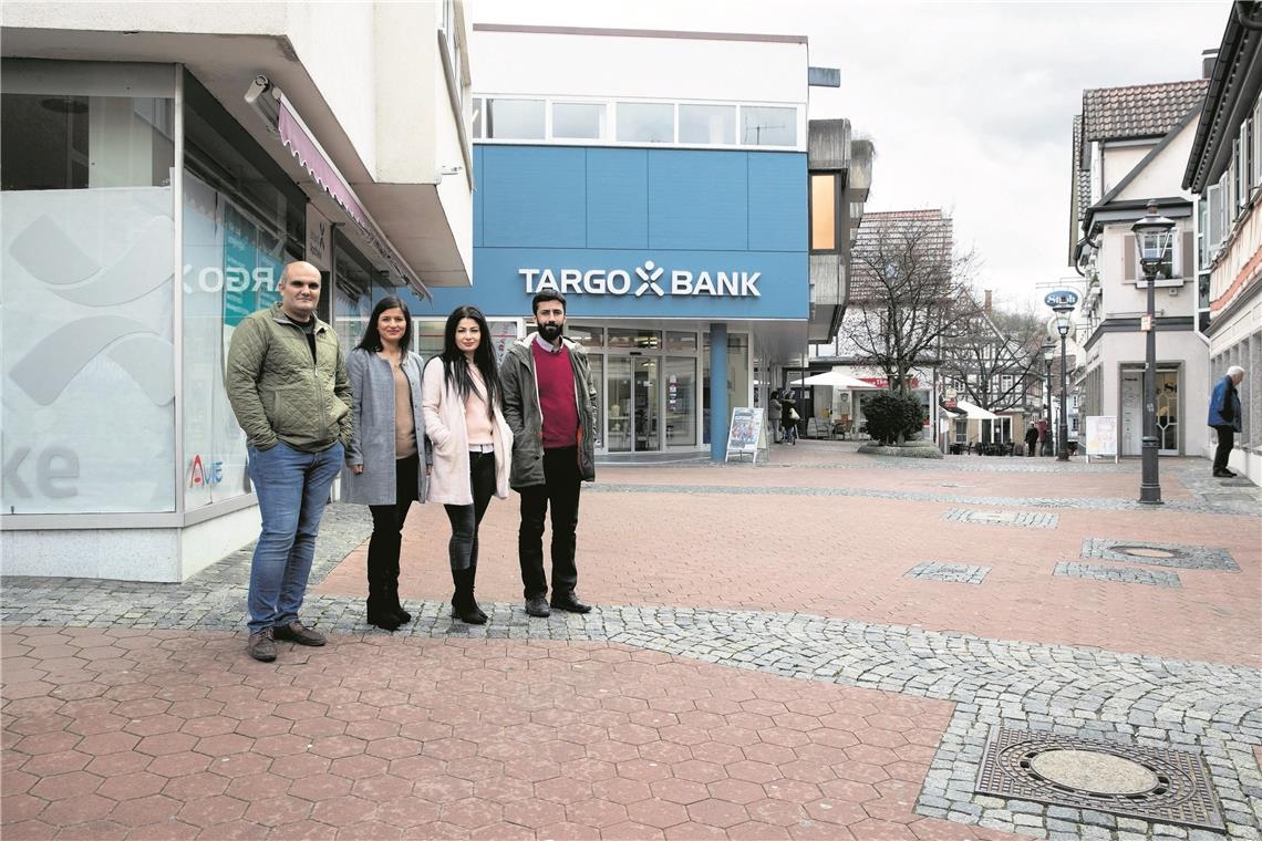 Mehr Leerstände, weniger Frequenz Lichtblick in der Fußgängerzone: Ahmet, Zozan, Sultan und Ferhat Özkan (von links) wollen im April in den Räumen der ehemaligen Uhland-Apotheke einen mediterranen Feinkostladen mit angeschlossenem Imbiss eröffnen. Foto: J. Fiedler