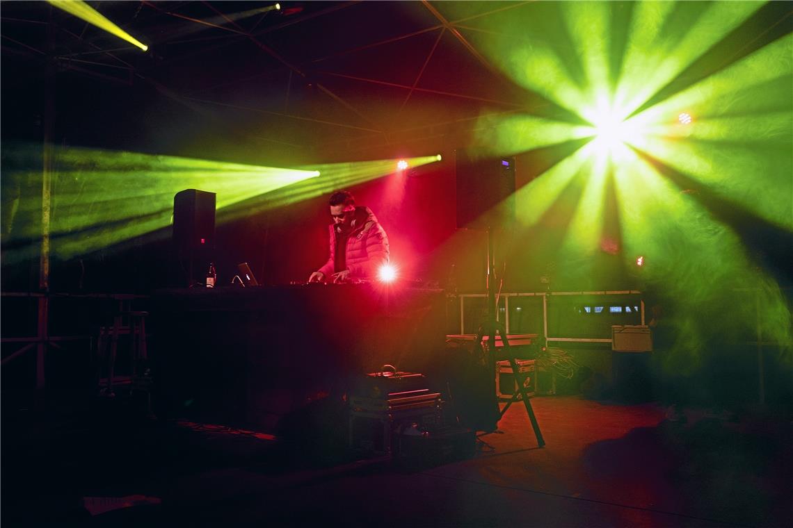 Lichteffekte begleiten die Auswahl an Musik, mit der DJ Michael Fernandes die erste Backnanger Autodisco bestreitet. Foto: J. Fiedler