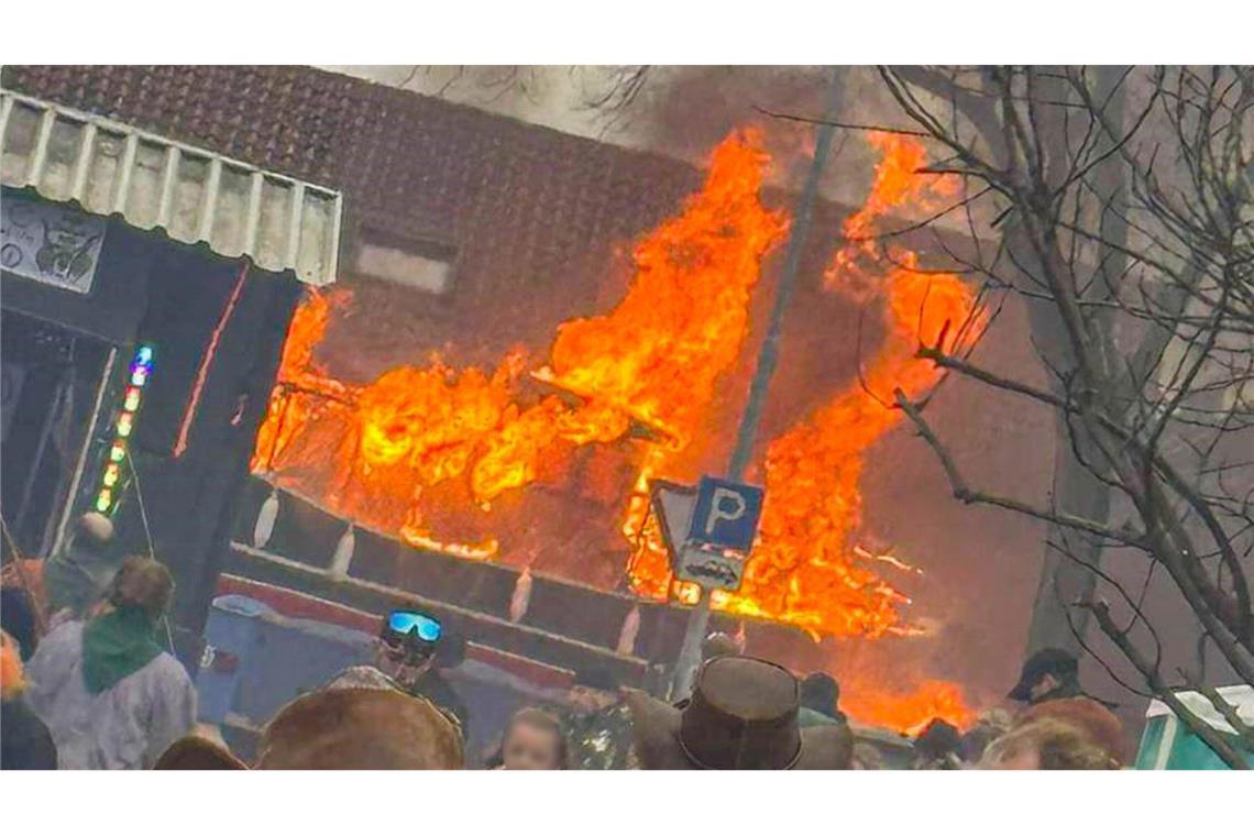 Brand auf Fastnachtswagen: Ermittlungen eingestellt Lichterloh hatte der Fastnachtswagen gebrannt.