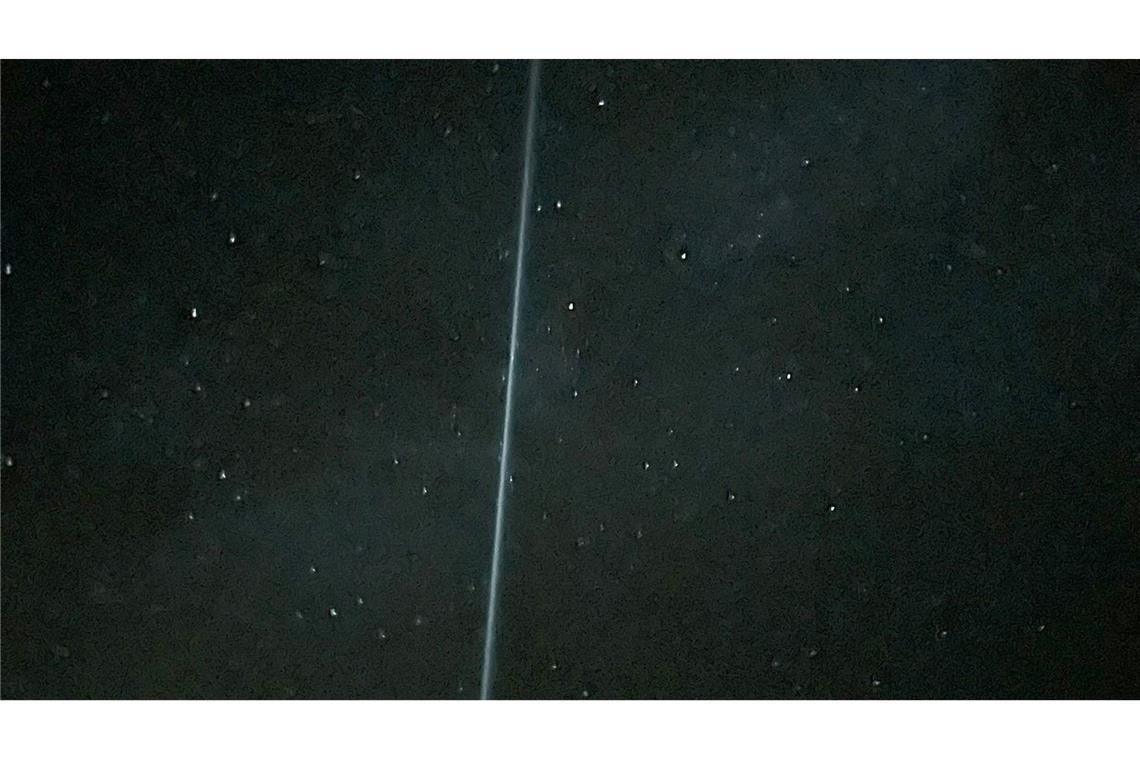 Lichtstreifen kam von Treibstofftropfen einer chinesischen Rakete (Foto-Handout)