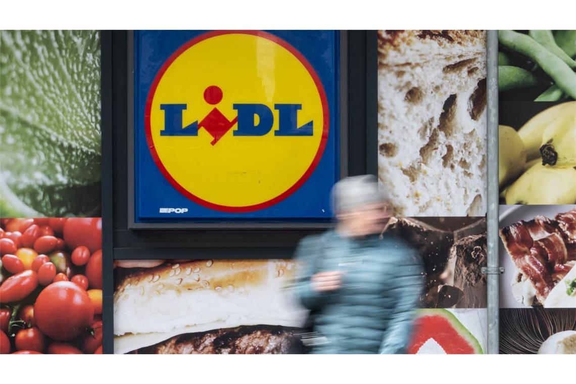 Lidl-Logo: Der Discounter ruft spanische Würste zurück, bei denen die Kühlkette möglicherweise unterbrochen wurde. (Symbolbild)